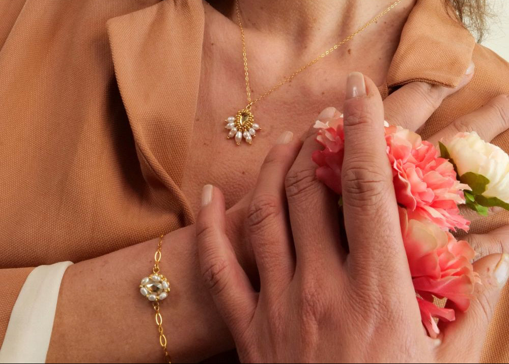 Colette s'apprête : Les bijoux fait main brodés en France