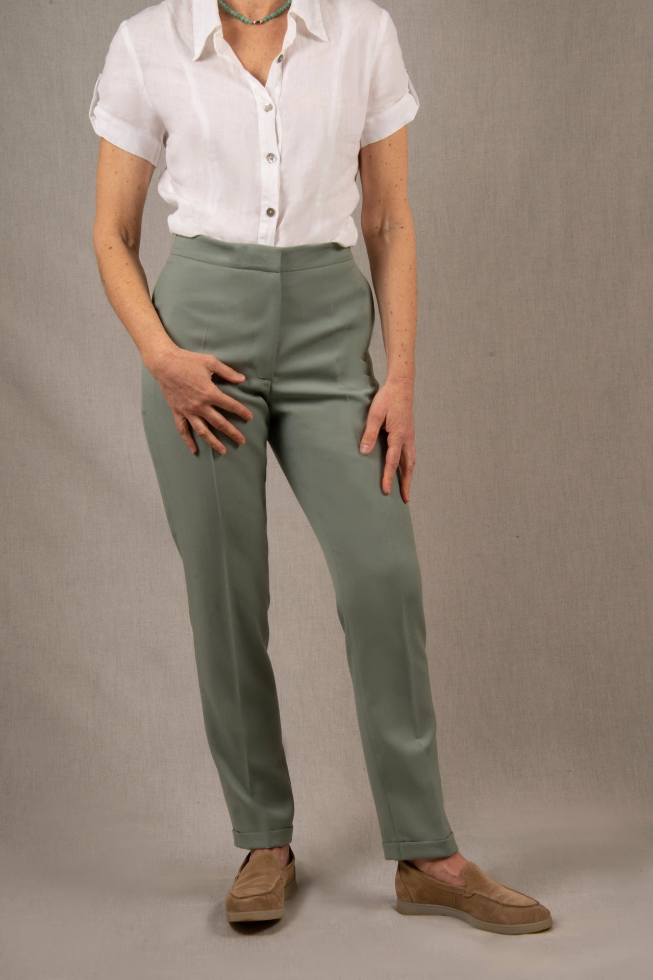 Pantalon Tailleur Femme Fitté en Laine Vert Sauge – Conception - My Tailor is Joh - Made in France
