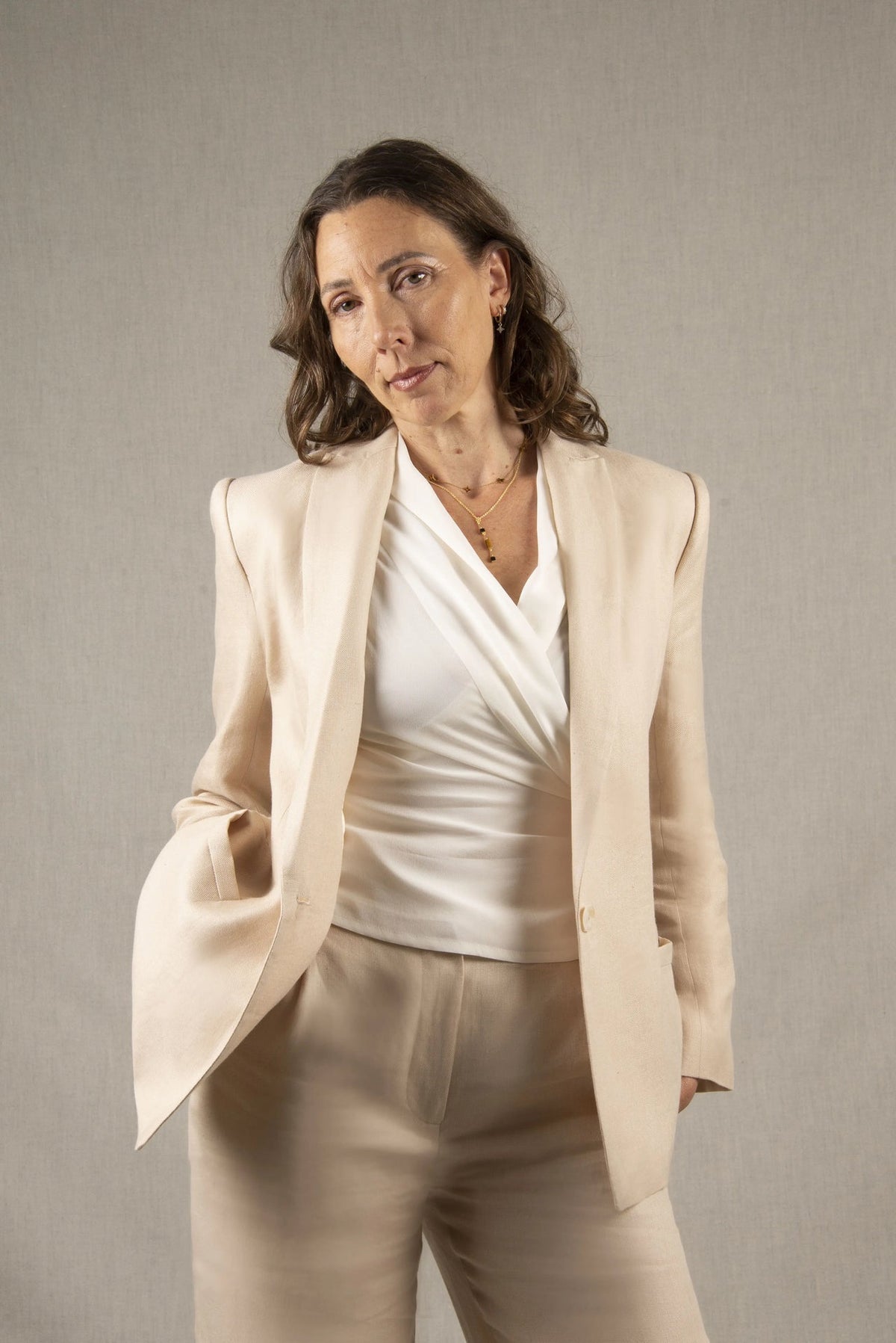 Confectionné en 100% lin, cette veste est légèrement cintrée, mi-longue et à entoilage léger. Elle comporte deux poches à un passepoil sur le devant. Son boutonnage est simple. Il y a une fente dans le dos et elle se ferme sur le devant par un bouton. Son col est étroit.